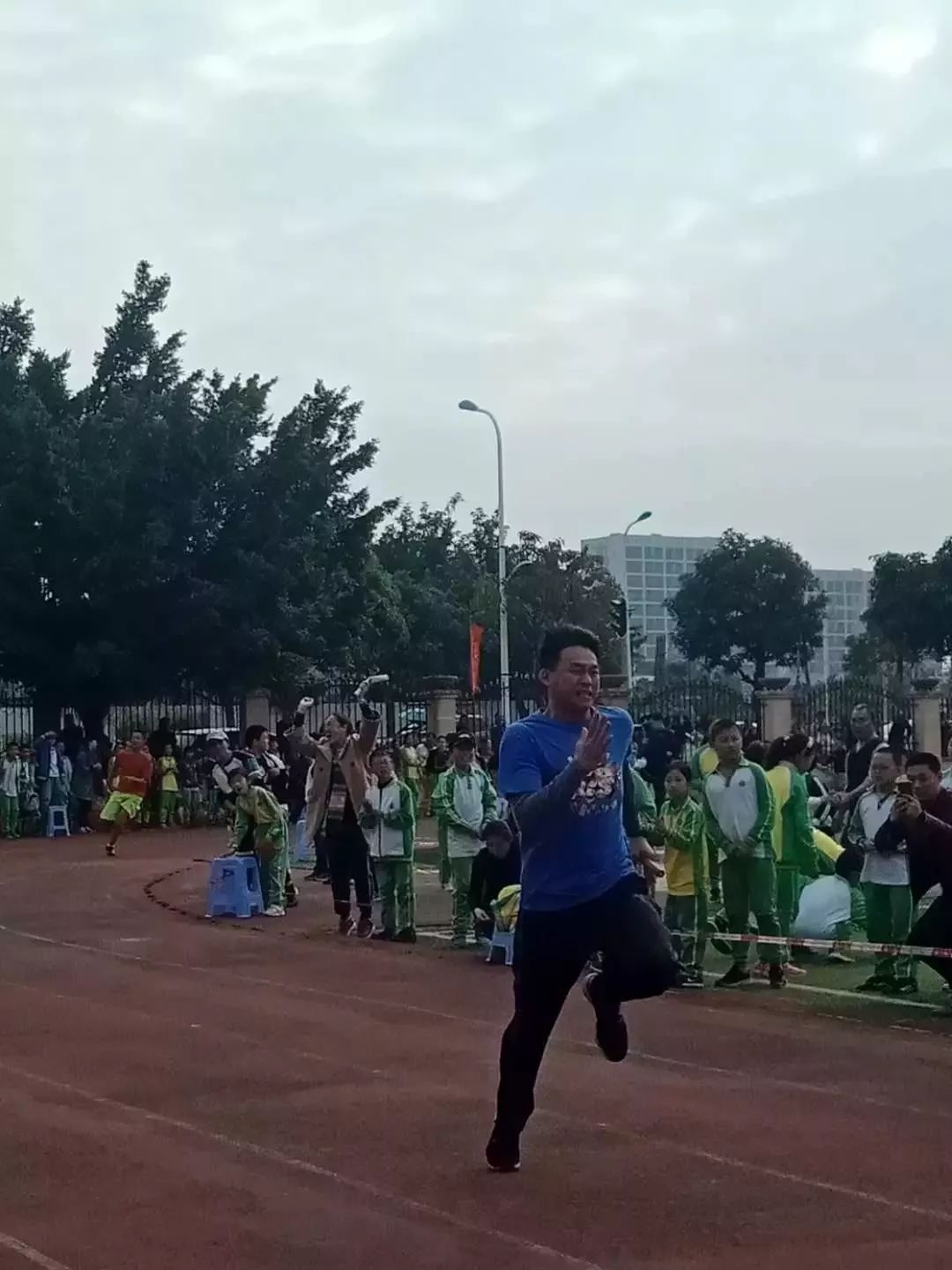 上海队苦练谅解，坚决奋斗，努力前行的简单介绍