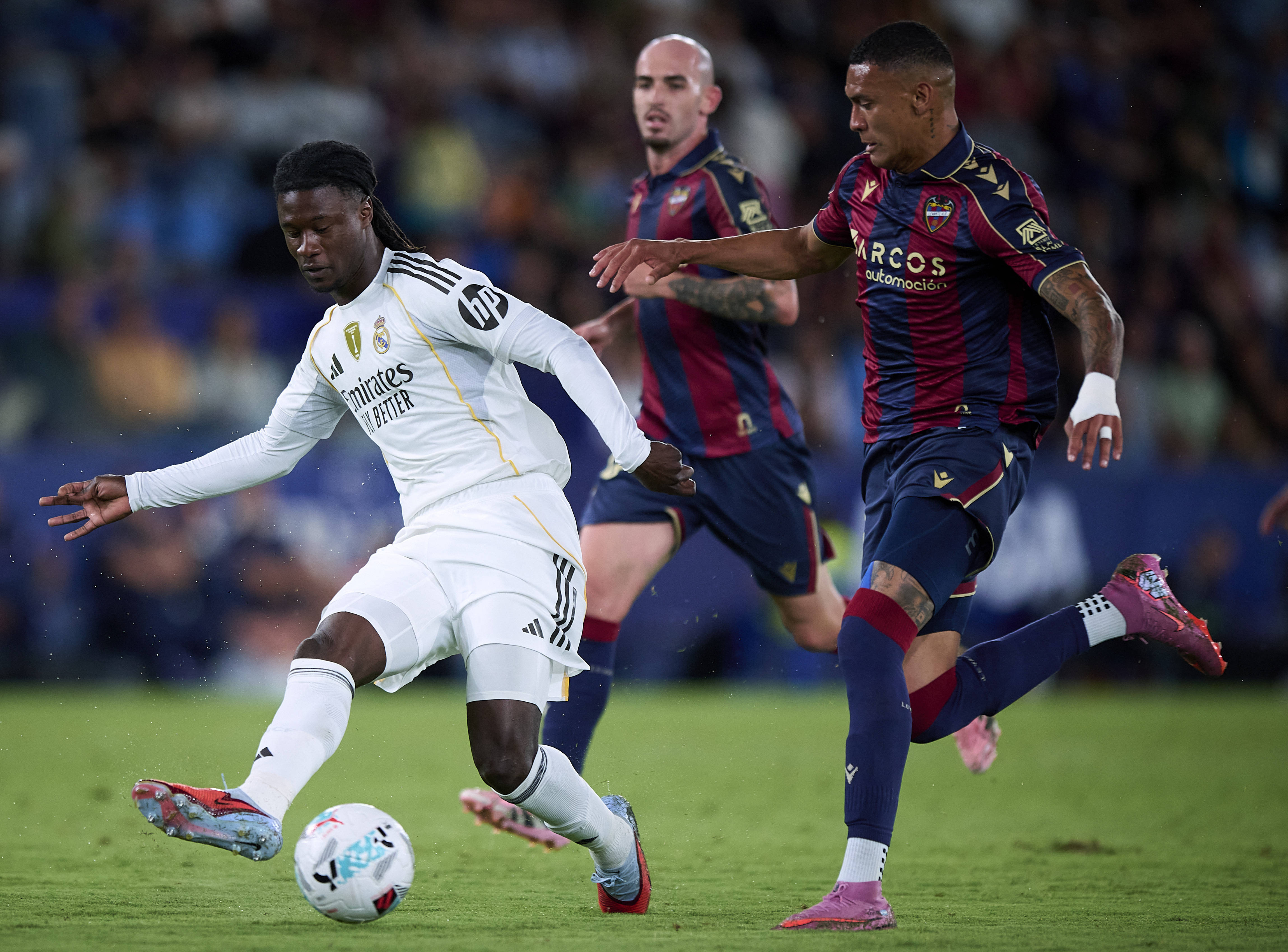 C7娱乐-皇马在重要比赛中陷入困境的球员